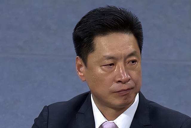此后十年间，他独树一帜的“功夫喜剧”风格成为嘉禾电影票房的常胜法宝，惊险大胆的动作特技与平易近人的魅力为他赢得了大批影迷的追捧。